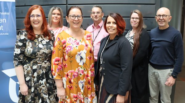 Kuvassa eturivissä vasemmalta Johanna Olsson, Anja Norja, Anu Havuluoto, takarivissä vasemmalta Riikka Ylikangas, Juha Koski ja Hannele Latvala.