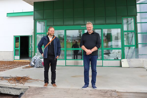 Eero ja Arto Leppälä hallirakennuksen edessä seisomassa