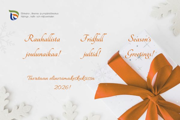 Kuvassa kahdeksan henkilöä seisoo yhdessä bannerin edessä. Bannerissa lukee suomeksi: 