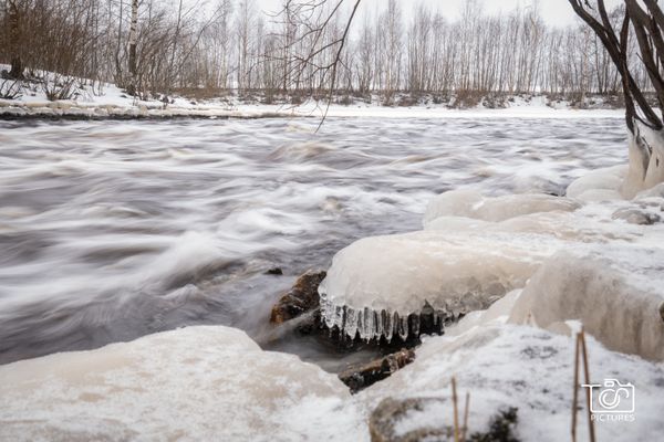 Jäinen virtaava joki