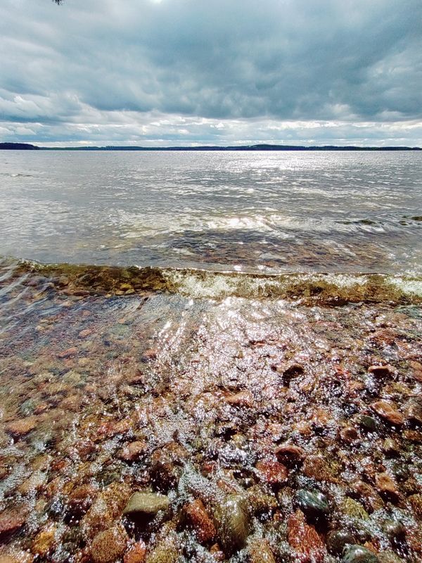 Kaunista järvenrantaa. Taivas on puolipilvinen.