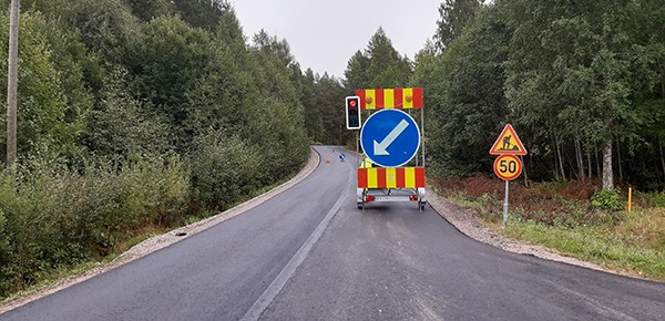 Tienpäällystystöistä kertovat liikennemerki tiellä. 