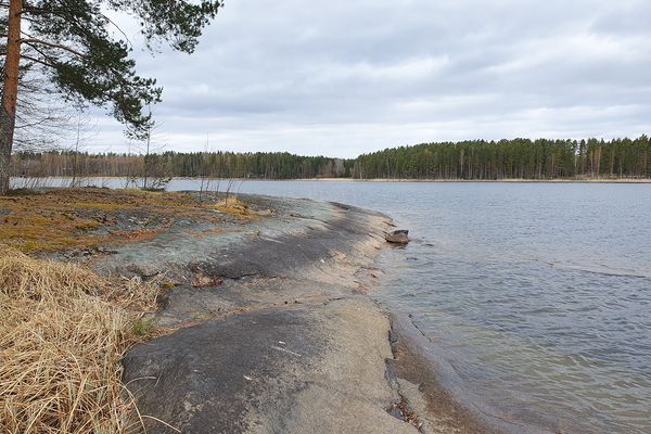 Kallioista rantaa.