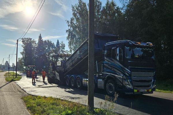Tien päällystystyö käynnissä. 