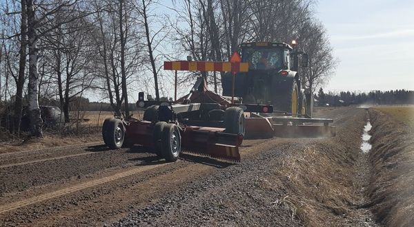 Tien lanauskone soratiellä. 