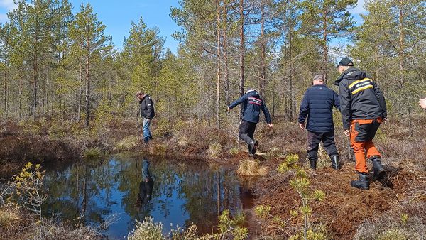 Ihmisiä kävelemässä suolla.