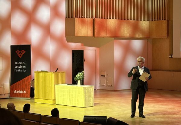 Jani Halme esiintymislavalla.