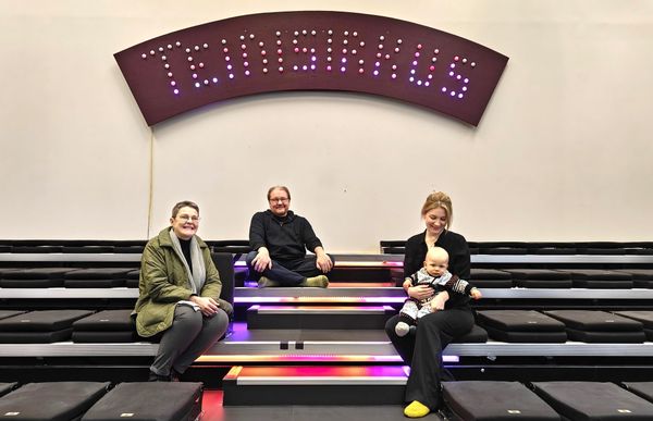 Ihmisiä katsomossa, jonka yläpuolella lukee Teinisirkus.