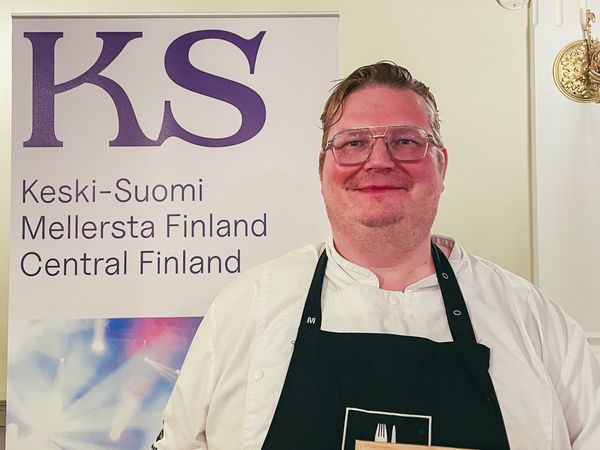 Kuvassa on Arto Hakanen, vuoden 2025 Keski-Suomen kulttuuriympäristöpalkinnon voittaja.