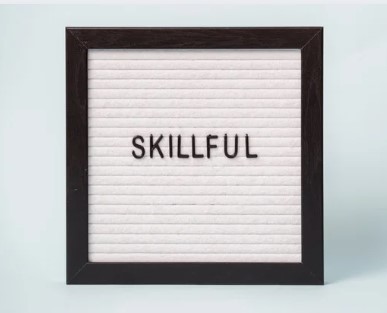 Kuvassa on taulu, jossa lukee mustalla skillful. Kuvituskuva.