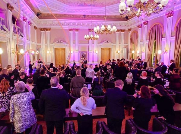 Kuvassa vuoden 2024 Keski-Suomen kulttuurigaalan osallistujia Jyväskylän kaupungin valtuustosalissa.