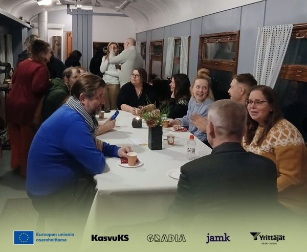 Kuvassa KasvuKS - Yhdessä luovasti tilaisuuden osallistujia