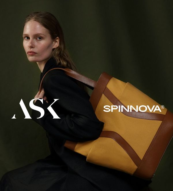 Kuvassa on nainen, jolla on ruskea laukku olkapäillä. Kuvassa ona ASK ja Spinnova yritysten logot
