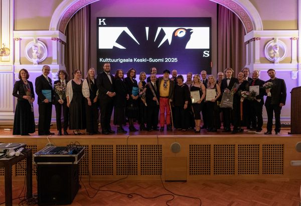 Kuvassa on vuoden 2025 Keski-Suomen kulttuurigaalassa palkitut henkilöt