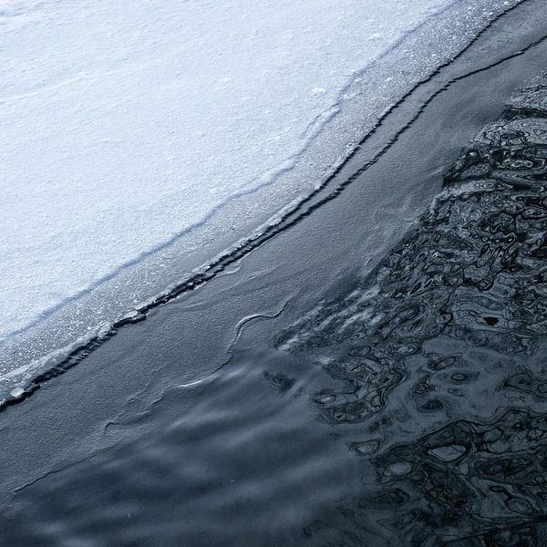 Jäätä järven pinnalla. 