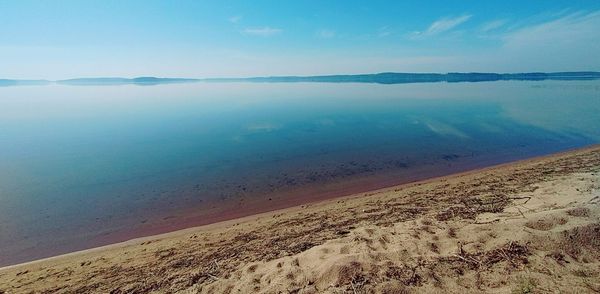 Iäkäs nainen tietokoneruudun ääressä selin kuvaajaan. 