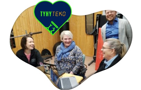 TyhyTeko-logo. Kuvassa istuu henkilöitä keskustelemassa.