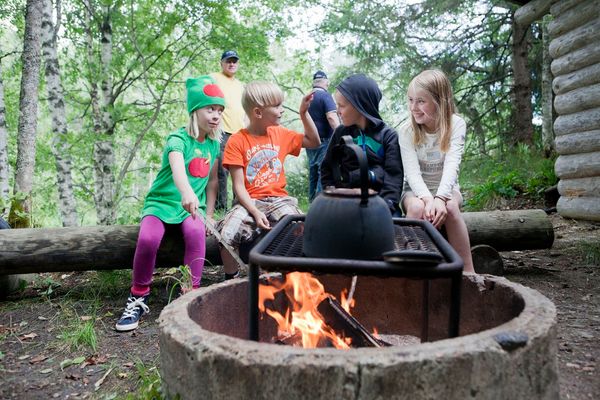 Ihmisiä ulkona reput selässä.