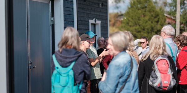 Ihmisiä ulkona reput selässä.