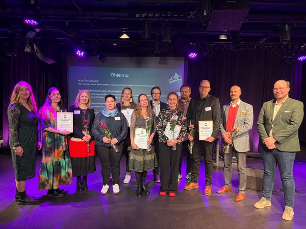 Ihmisiä kävelemässä Kemijoen rantapenkereellä.