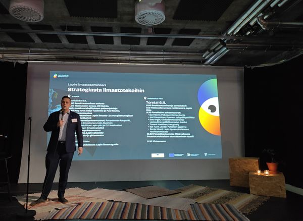 Maakuntahallituksen puheenjohtaja Olli Rainio pitelee mikkiä lavalla avauspuheenvuorossaan. 