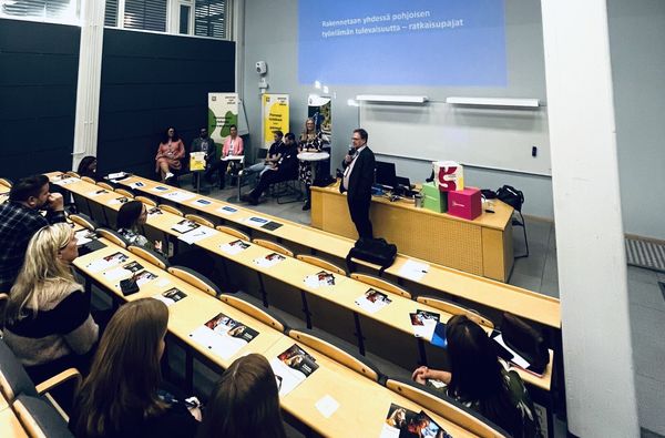 kuvassa jakson asiantuntijapuhujat Anu Sajavaara, Nina Viskuri ja Outi Wallin