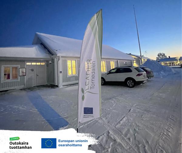 Talvista maisemaa ja rakennus.