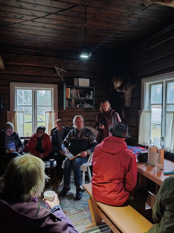 Ihmisiä keskustelemassa.