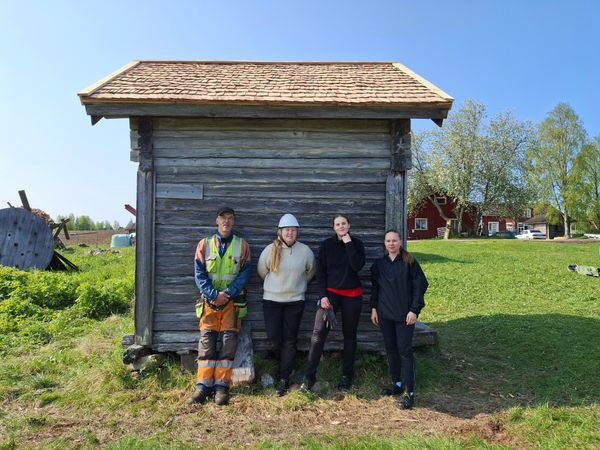 Ihmisiä rakennuksen edessä.