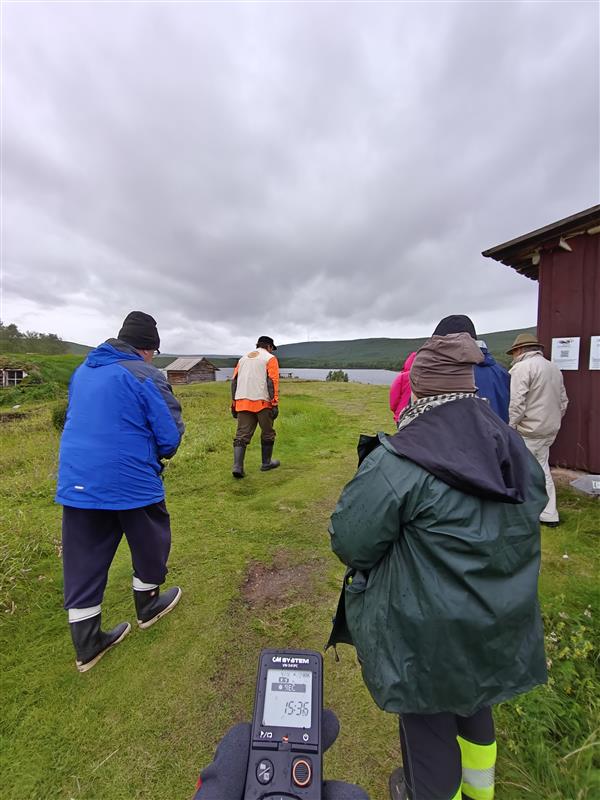 Ihmiset ulkona kävelemässä.