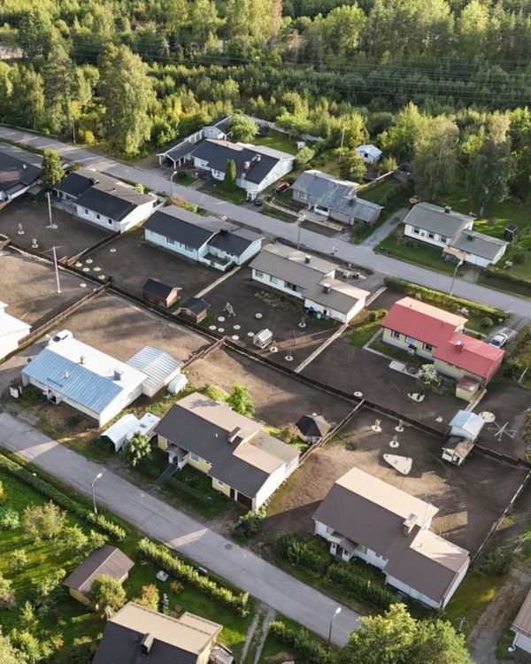 Kuvassa on työmaa ja koneita.