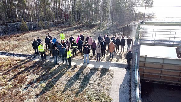 Koulutukseen osallistujat pienen patorakennelman vieressä.