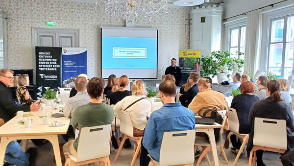 Ihminen pitää lautaa kädessään