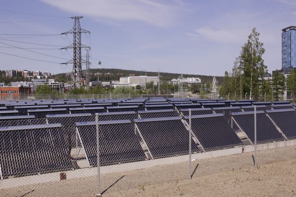 silmälasit kirja päällä