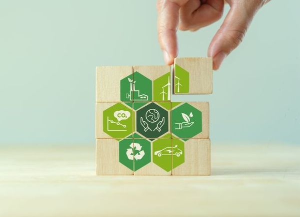 käsi kasaa palikoita