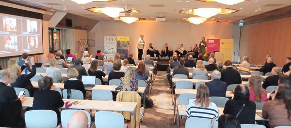 ihmisiä seuraa tapahtumaa