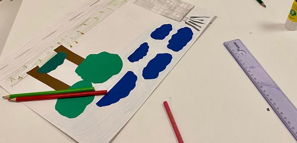 Pöytä, jossa askarteluvälineitä