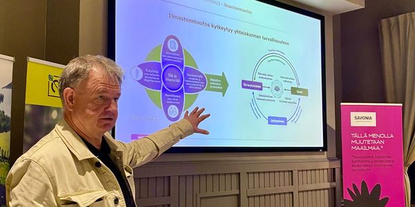 ihminen osoittaa valkokangasta