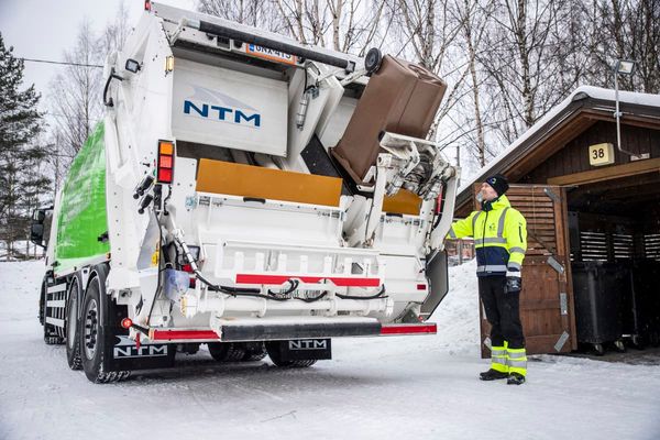 silmälasit kirja päällä