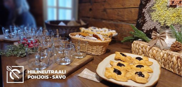 Pöydällä laseja ja joulutorttuja