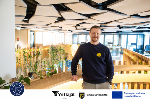 Miesoletettu henkilö seisoo valoisassa tilassa ja katsoo kameraan.