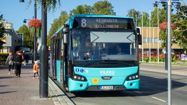 Linja-auto pysäkillä Kuopion kauppatorilla.