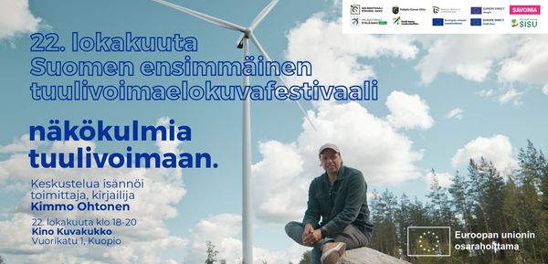 Ihmisiä kuuntelemass salissa