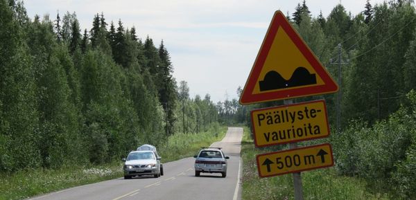 Ihminen pitää lautaa kädessään