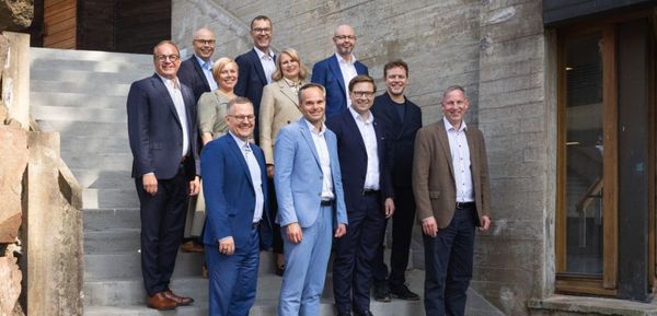 Ihminen pitää lautaa kädessään