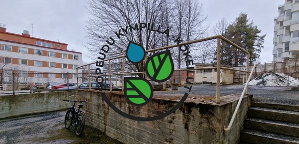 Kuvassa asfaltoitu taloyhtiön sisäpiha