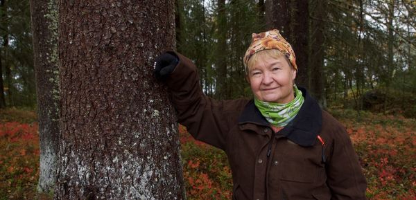Ihminen pitää lautaa kädessään