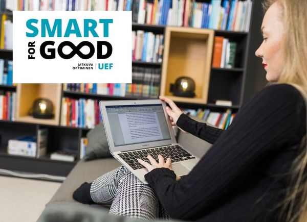 ihminen istuu tietokoneen äärellä