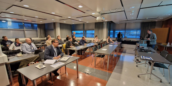 ihmisiä kuuntelemassa esitystä