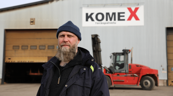 Komexin toimitusjohtaja yrityksen hallin edessä.